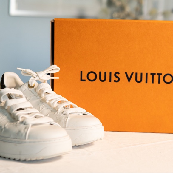 Used indoors once. Comes with box, bags and blue ribbon with gold LV print - Picture 1 of 3
